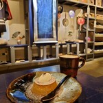 BonTin TOKYO - カフェラテとプリンはもちろん、カップ、お皿、スプーンまで全体的に濃く深い茶色の色調で統一されており、和装の展示との対比も絵になっている。