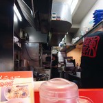 東麺房 - L字カウンターの端っこから。奥にテーブル席少々。