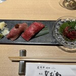 尾崎牛焼肉 銀座 ひむか - 炙り握り肉寿司、と黒毛和牛ユッケ