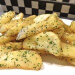 家庭料理とワインの店 Kuwabara - フライドアンチョビバターポテト