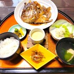 寿司・活魚料理 玄海 - あら炊き定食。鯛の潮汁、茶碗蒸し、ポテサラ、きんぴらごぼう、漬物が付いています。
