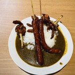 辛来飯 - チキンとウインナー2本のカレー