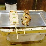 佐賀ふもと赤鶏 酒場髙しな - 焼き鳥・七輪に乗っています