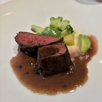 パトゥ - 蝦夷鹿のロースト　温野菜
                    仔鹿のもも肉を使われていて柔らかくて美味しい