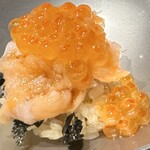 赤坂 鮨大谷 - 低温調理のマスノスケ、イクラ乗せ