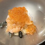 赤坂 鮨大谷 - 低温調理のマスノスケ、イクラ乗せ