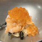赤坂 鮨大谷 - 低温調理のマスノスケ、イクラ乗せ