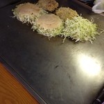 Okonomiyaki Raku - 鉄板の様子です。