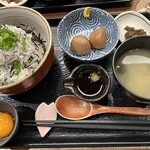 鎌倉甚平 - しらす丼定食