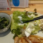 Ahokichi Sakaba - サラダと小鉢がついててどんだけ健康志向なんだ。
                      豚の生姜焼 1000円