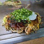 お好み焼 ポパイ - 料理写真:肉玉うどん シングル  ネギと玉子トッピング