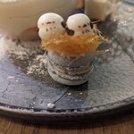 MID cafe 早稲田店 - マカロンに避難するシマエナガちゃん