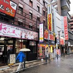 Izakaya Kakumei Yotteba - すしざんまいとビッグエコーの間の小さな間口です。