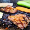 Yakiniku Horumon Fuji - A4ランクの黒毛和牛を厳選。霜降り肉のロース、バラ、ツラミなど、どの部位も高品質です。