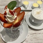 ホットケーキパーラー フルフル - いちごミニパフェとカフェオレ