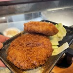 立ち呑み 庶民 - メンチカツとコロッケ。それぞれ150円と100円