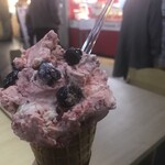 アイスクリームファクトリー - 苺とブルーベリーが使われています