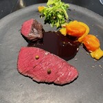 ラ・ボンヌターブル - ビヤンド（鹿肉の藁焼き）