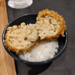 とんかつ ふじ井 - カレー風味のメンチカツをごはんにのってました