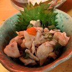 凡吾 - 鶏皮ポン酢　３８５円
      人気No.２のお惣菜。
      ポン酢でさっぱり美味しいですが、私は、やっぱり鶏皮は、カリカリに焼いたのが好き♡