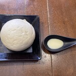 Tomato Za - セットの白パンとミルクジャム