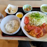 華善 - チキン南蛮定食\920　ソースをトマト、甘酢、ジンジャーから選べる。今回はトマト。左上から大根の煮物、冷や奴、スープ。ボリュームたっぷり。トマトのソースが美味い。