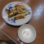 中華料理 五十番 - 盛り付けはおいといて、これぞ "ザ・餃子"。