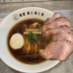 麺屋 豚と鶏と僕 - 料理写真:地鶏醤油特製ラーメン/1,200円♪