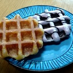 マネケン - 料理写真:北海道濃厚バターワッフル（左）と、ストロベリーショコラワッフル（右）