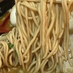 はりけんラーメン - 中細ストレートの自家製麺をリフトアップ