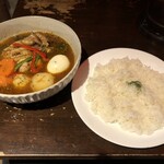 札幌スープカリー アナンダ - やわらか炙り でかチキンカリー:1200円（ライスは中盛り）