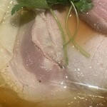 麺 ふじさき - チャーシューはバラ肉でスープの熱さで火がどんどん通ってしまいました。