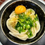 須崎食料品店 - あたたかいうどん小＋生卵トッピング