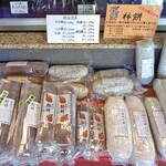 久保田屋製菓店 - 陳列台に並ぶ餅類