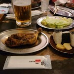 骨付鳥 一鶴 - ひなどり、むすび、キャベツ、サッポロ生ビール大