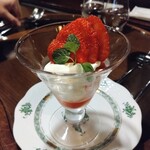 八王子うかい亭 - 苺のパフェ