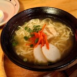 凡吾 - 沖縄そば　並　７５９円
      ソーキそばとは、また違う沖縄ラーメン的な感じ♪
      豚骨とかつおだしでじっくり仕上げたスープはまさに本格派