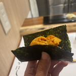 鮨たかはし - うに。手渡してくれます。