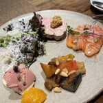 洋食堂 のろ - “前菜の盛り合わせ（2人前）”。自家製スモークサーモン、燻製感抜群！鶏白肝のパテ、自家製パテ醤油のマスタード他。全て丁寧に作り込まれて味わい多彩！素晴らしいです。