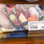 Kikumasamune Shuzou Kinenkan - TAKEOUTの特上寿司盛り合わせ1,250円