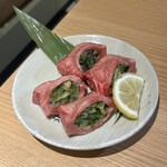 焼肉ホルモンうちだ - 厚切りネギ塩包みタン