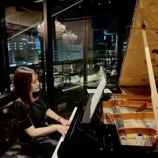 Free live piano performances are held every Friday and Saturday