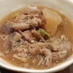 たいこ茶屋 - 副菜にはなぜか揚げ餃子のほかに、写真のネギマと大根の煮物と