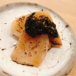 鮨 しゅん輔 - 平貝の炙りです。薬味は海苔の佃煮と柚子胡椒と七味