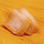 鮨 しゅん輔 - 加治木です。湯霜にしてから薄めの下地に軽く漬けこみます