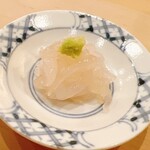 鮨 しゅん輔 - 真昆布〆に富山の白海老。煎り酒で和えているのでお酒に合う