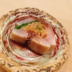 鮨 しゅん輔 - 〆鯖巻き。大葉とガリが巻き込まれています