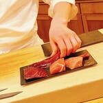 鮨 しゅん輔 - マグロ部位全部入りの太巻きの準備です