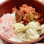 たいこ茶屋 - 白飯(酢飯もあります)を入れたどんぶりには、写真上から時計廻りに、明太子、ヅケ、茹でホタテ、ねぎとろを載せて。