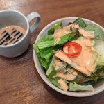 AKKA Thai cafe & eatery - サラダとミニデザートも付く。